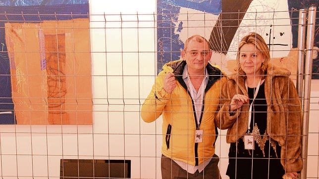 Los galeristas José Robles y Raquel Ponce en su estand
